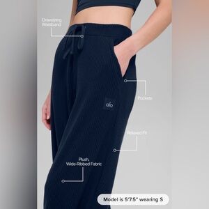 Alo Muse Wide Leg Pant in navy blue size XS, SOLD OUT IN NAVY! NO OFFERS!
